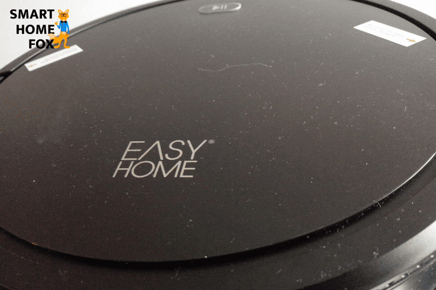 Easy Home Saugroboter von Aldi Süd mit Staub auf der Oberfläche